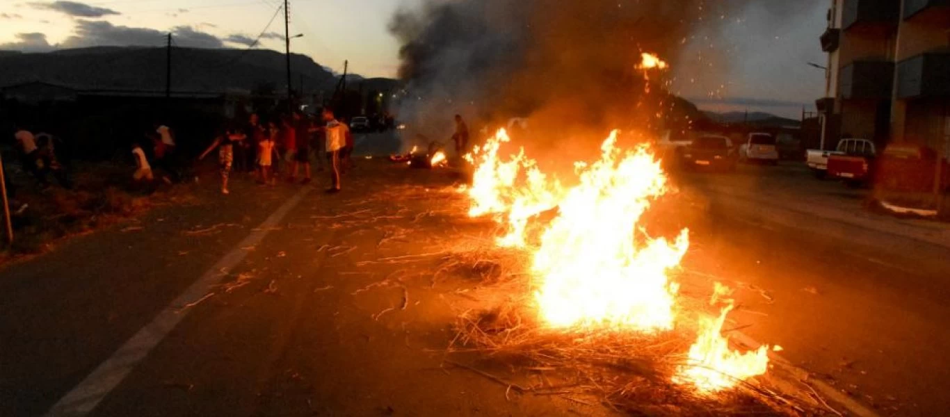 Ένοπλη εξέγερση των Ρομά! - Μολότοφ και αποκλεισμοί δρόμων σε Αττική, Πελοπόννησο, Βόλο, Αγρίνιο και Λαμία (βίντεο)